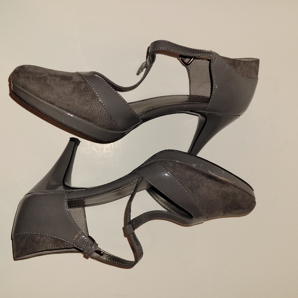 Bandolino gray heels size 8.5 m - Picture 2 of 12